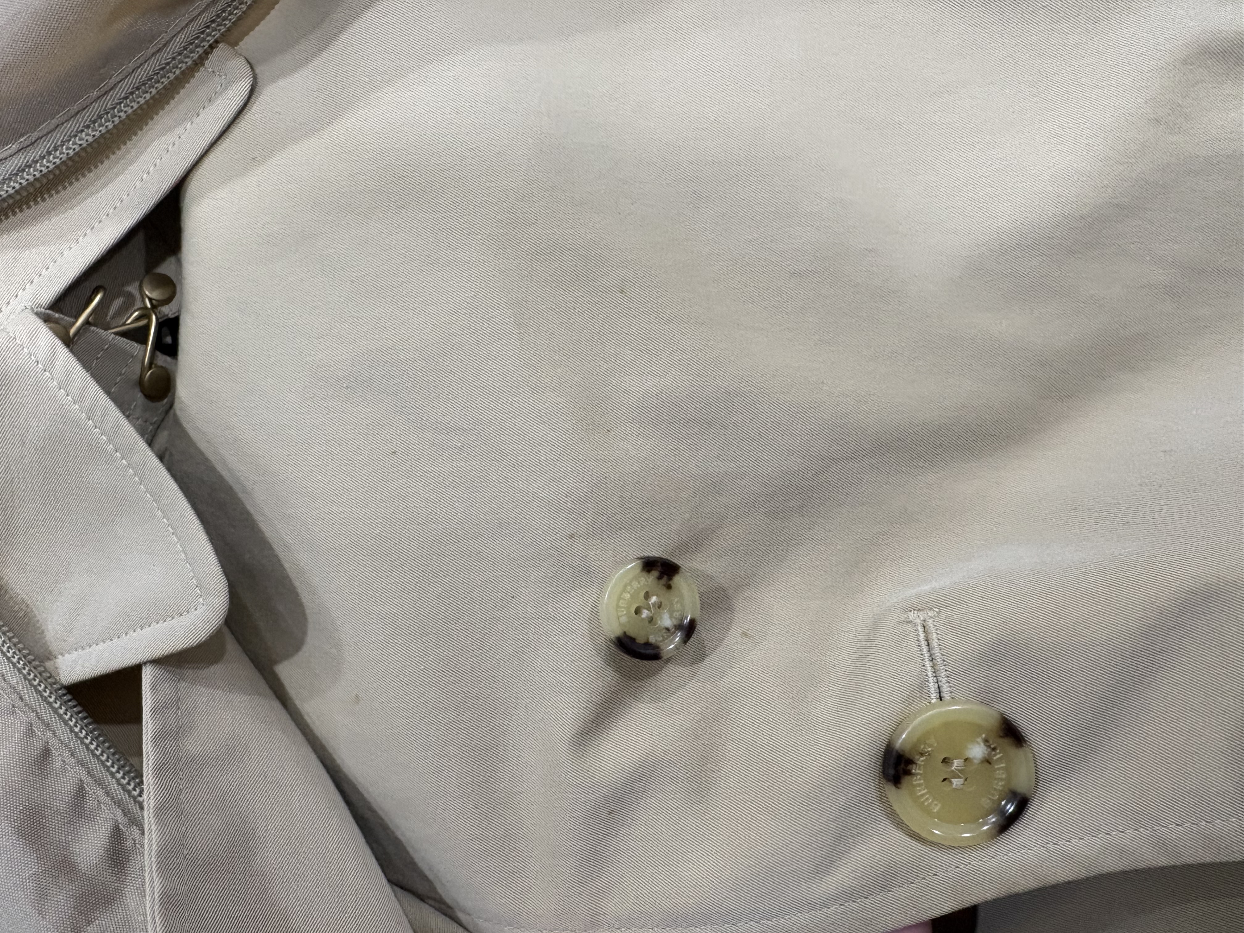 세탁 | 수선비용문의 이미지: 버버리 코트 오염 제거