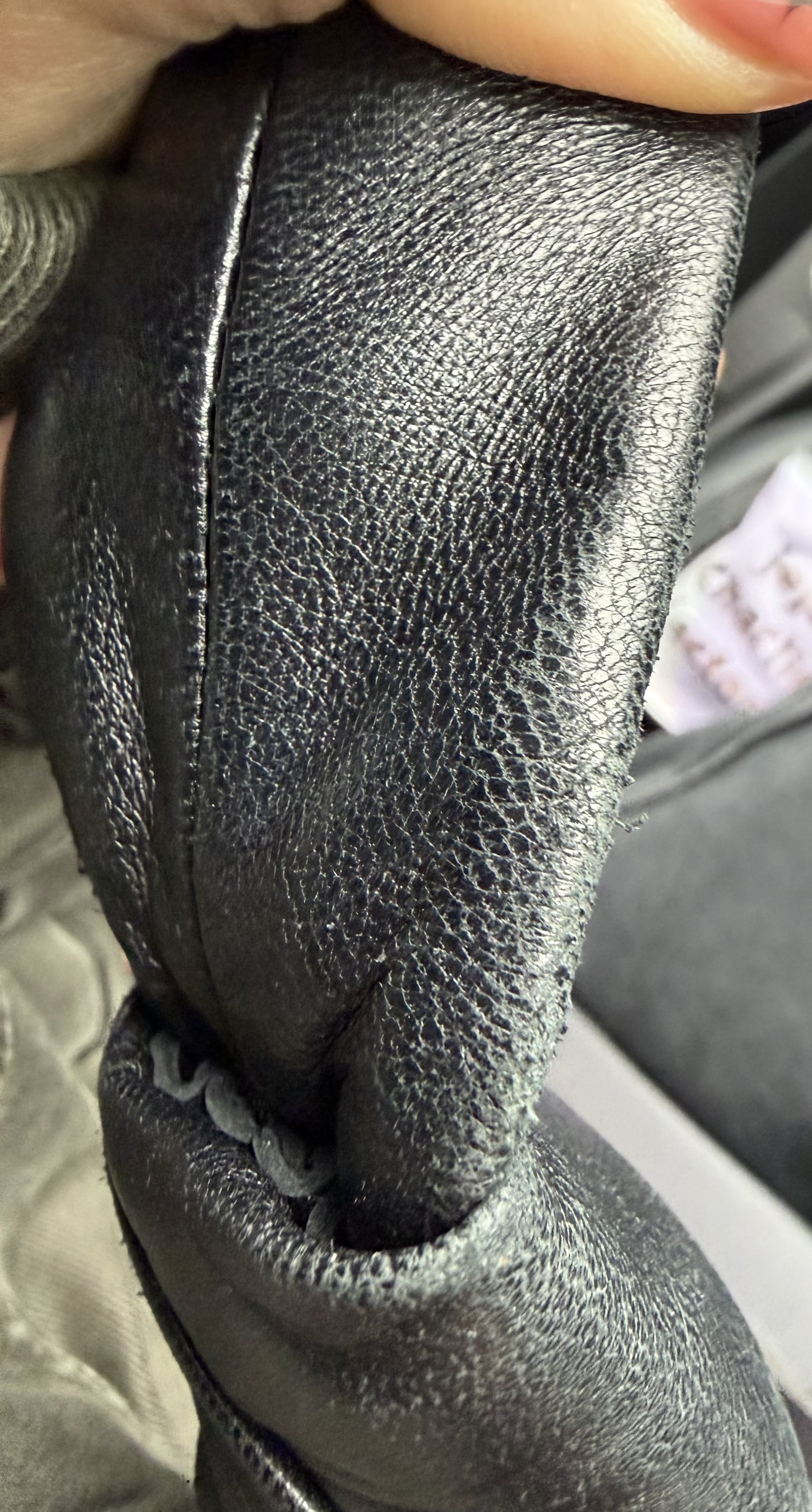 세탁 | 수선비용문의 이미지: 가죽 벗겨짐