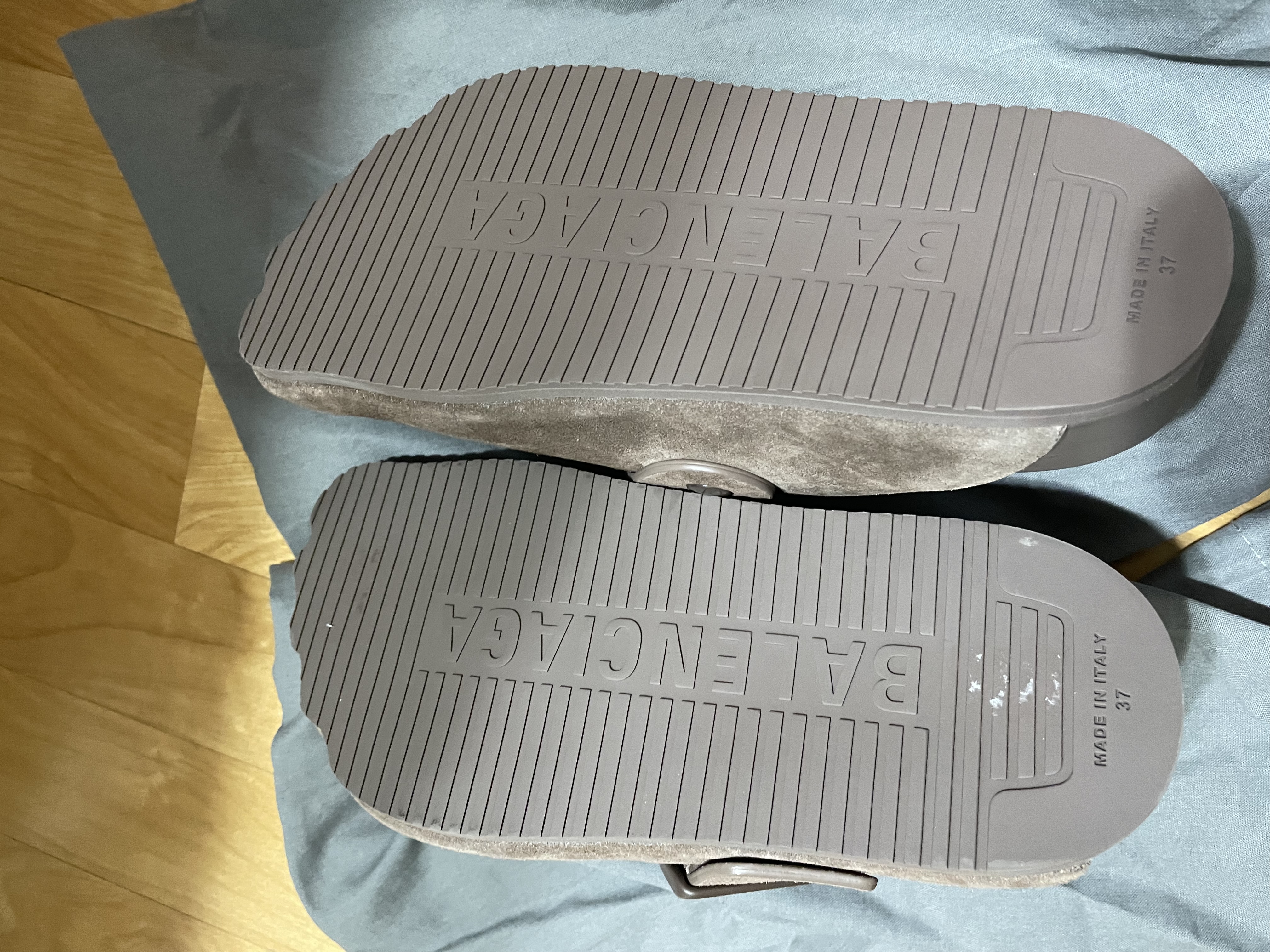 세탁 | 수선비용문의 이미지: 슬리퍼 밑창 보강