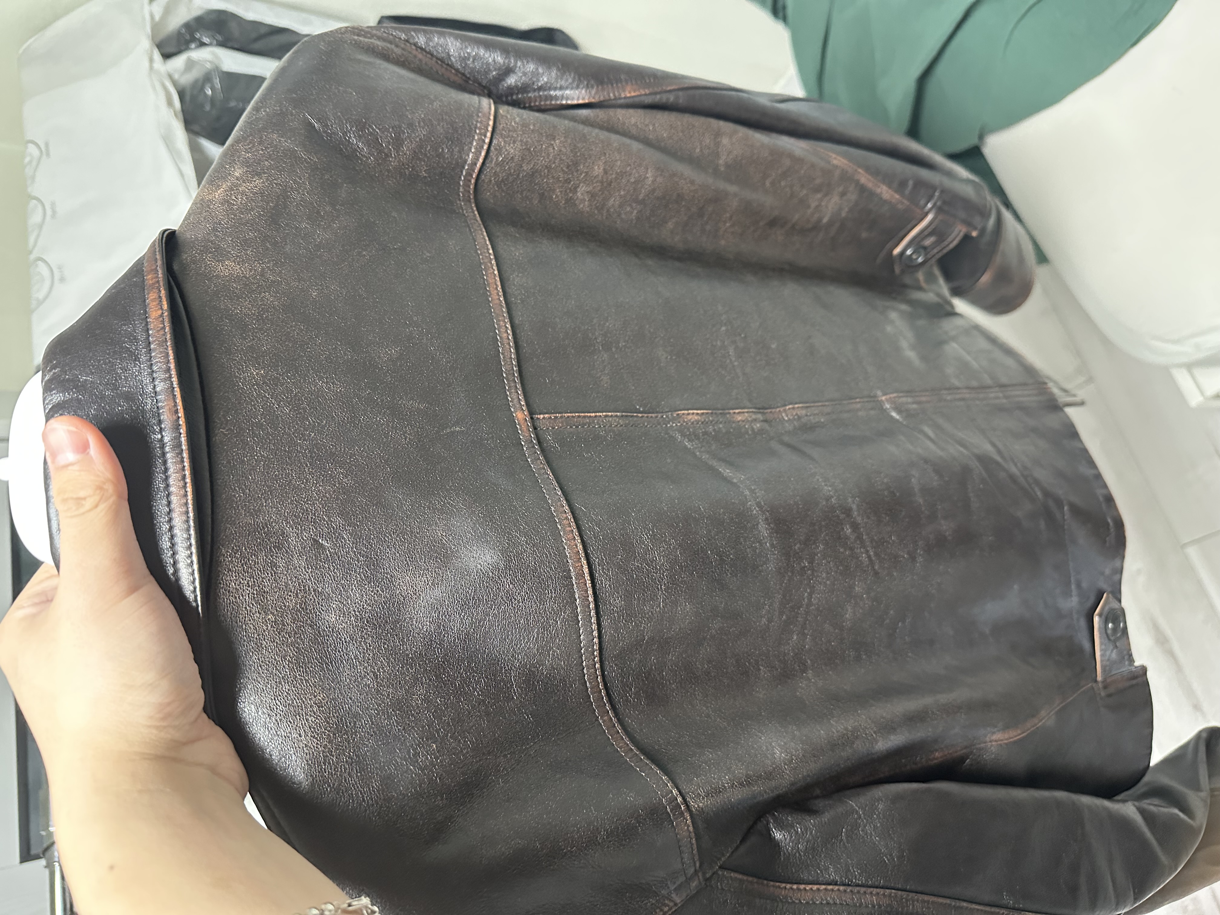 세탁 | 수선비용문의 이미지: 가죽자켓 얼룩제거 및 케어 여부