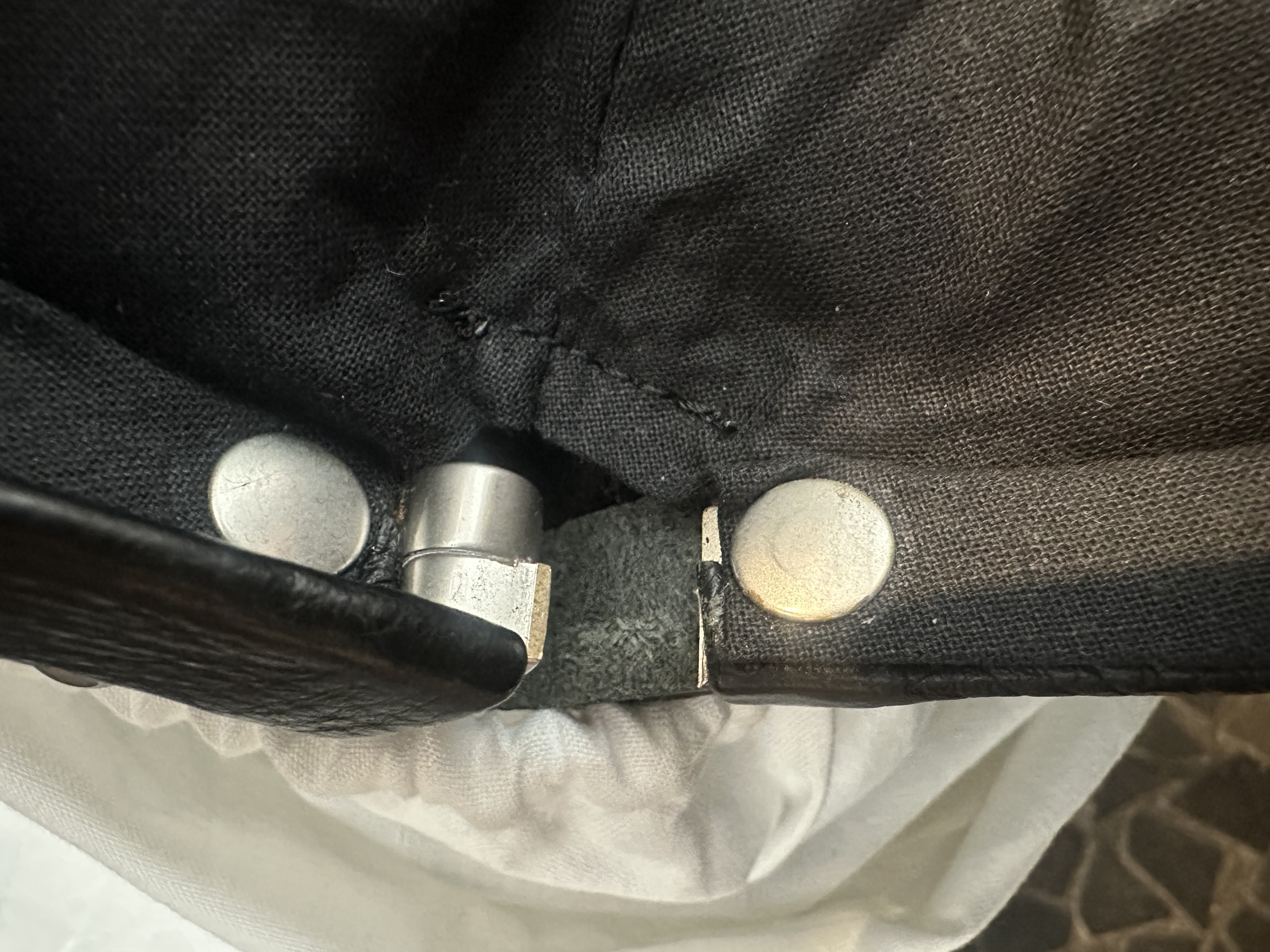 세탁 | 수선비용문의 이미지: 가방 리벳파손 수선여부