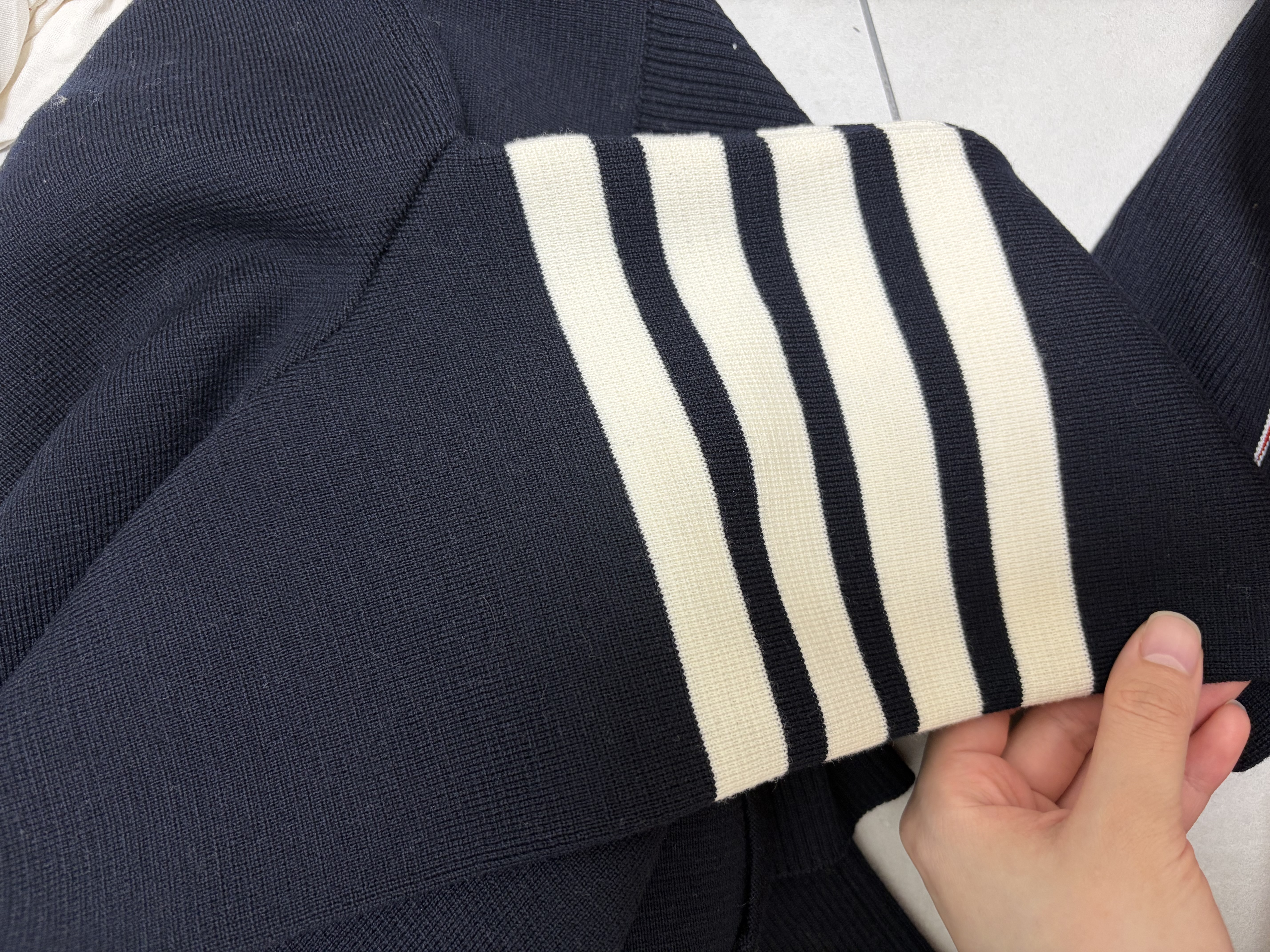 세탁 | 수선비용문의 이미지: 톰브라운 밀라노스티치 가디건 4바 황변