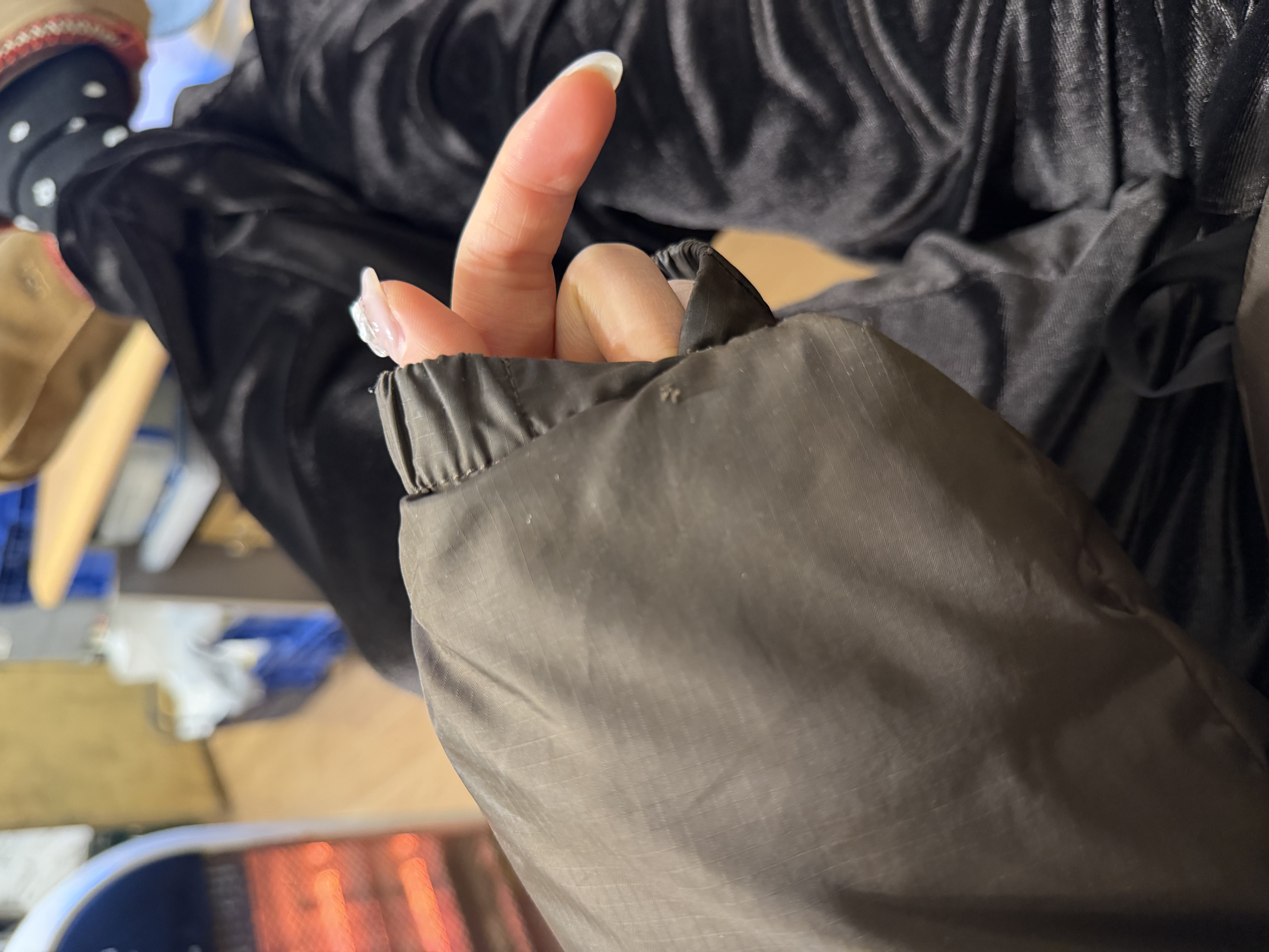 세탁 | 수선비용문의 이미지: 작은 구멍찢어짐