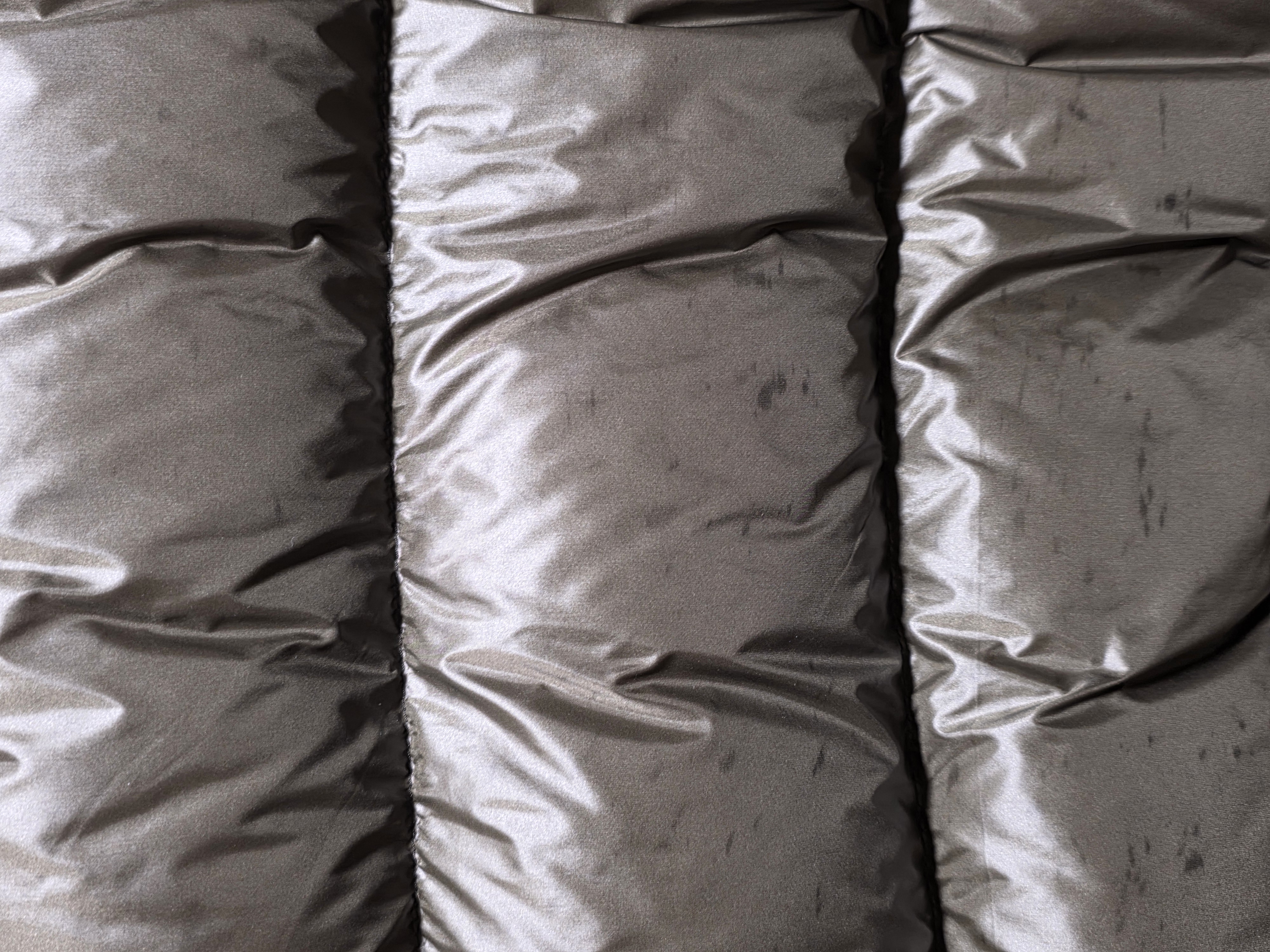 세탁 | 수선비용문의 이미지: 점퍼뒤에 기름이튄것같은 얼룩이있어요.