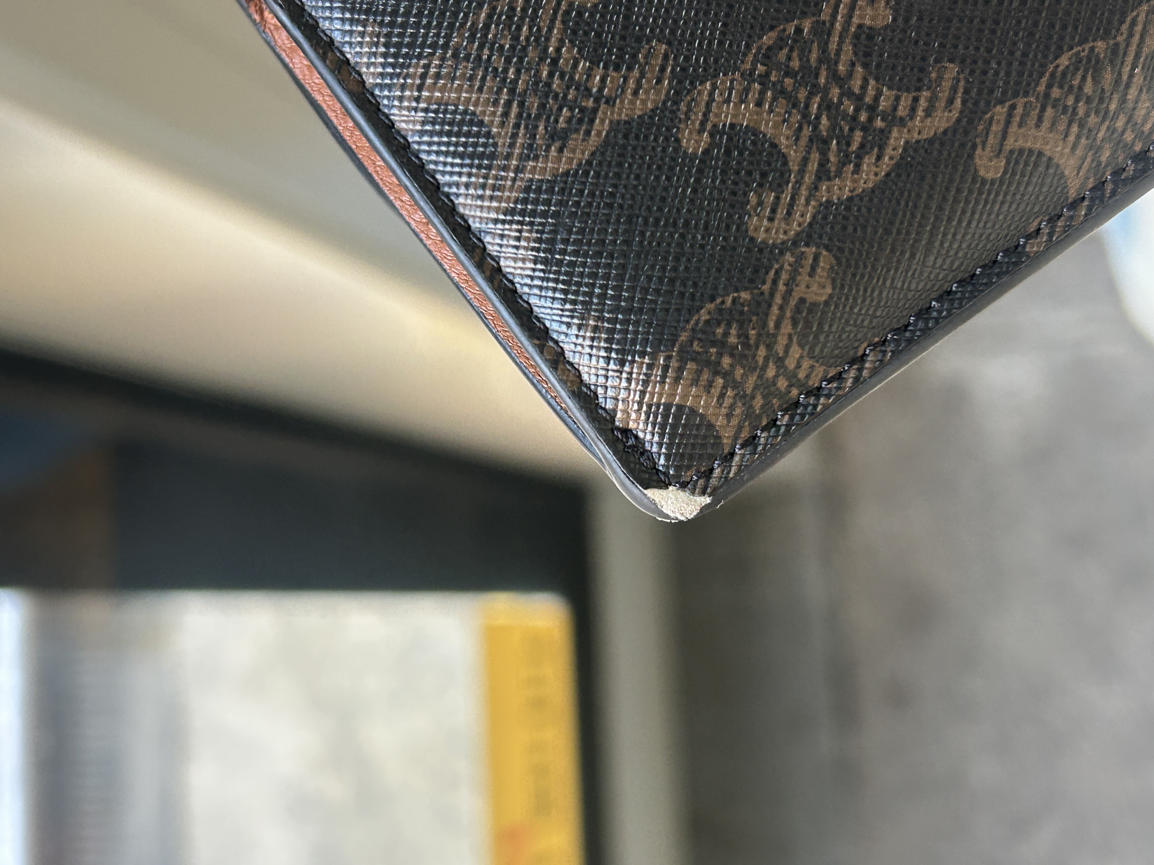 세탁 | 수선비용문의 이미지: 셀린느 트리오페 지갑 모서리 수선 비용