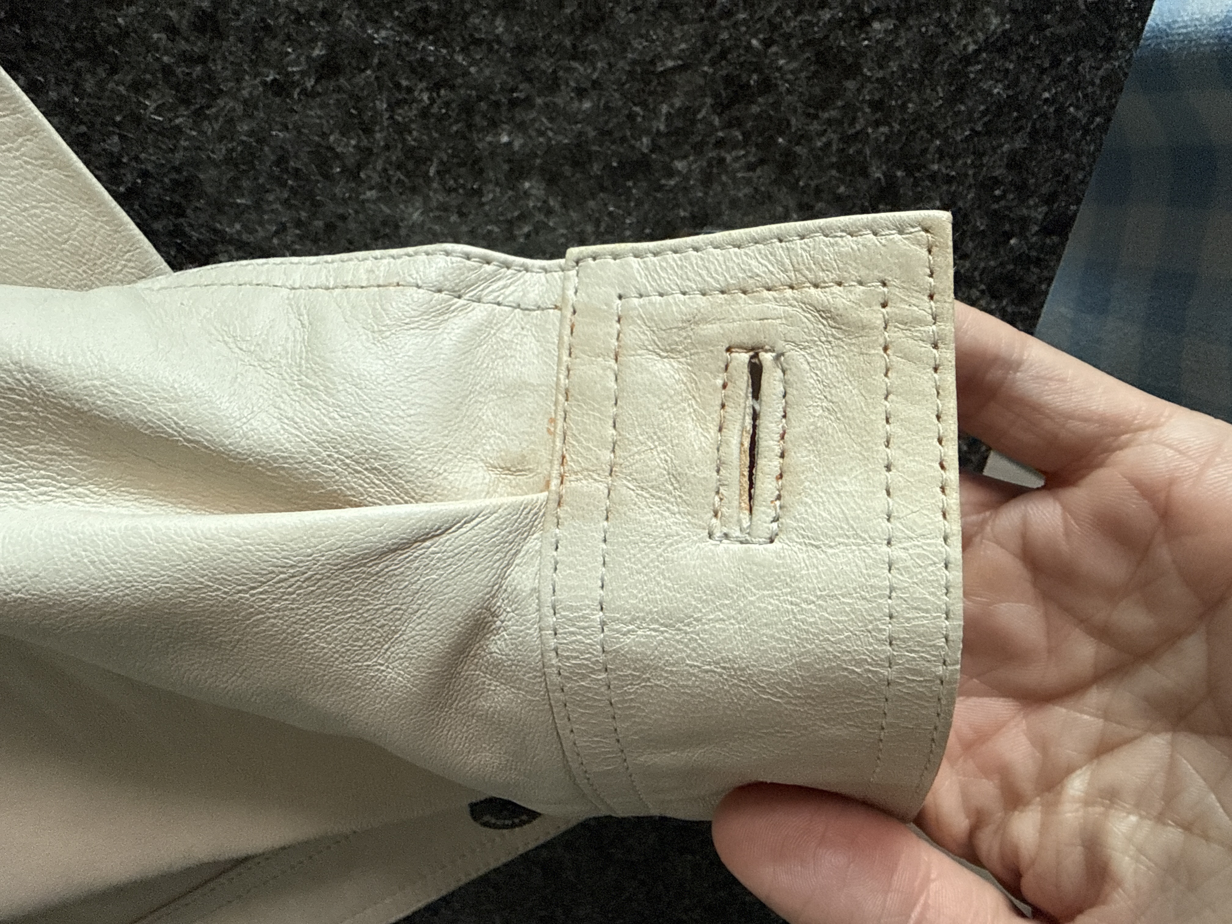 세탁 | 수선비용문의 이미지: 산드로 가죽자켓(화이트)