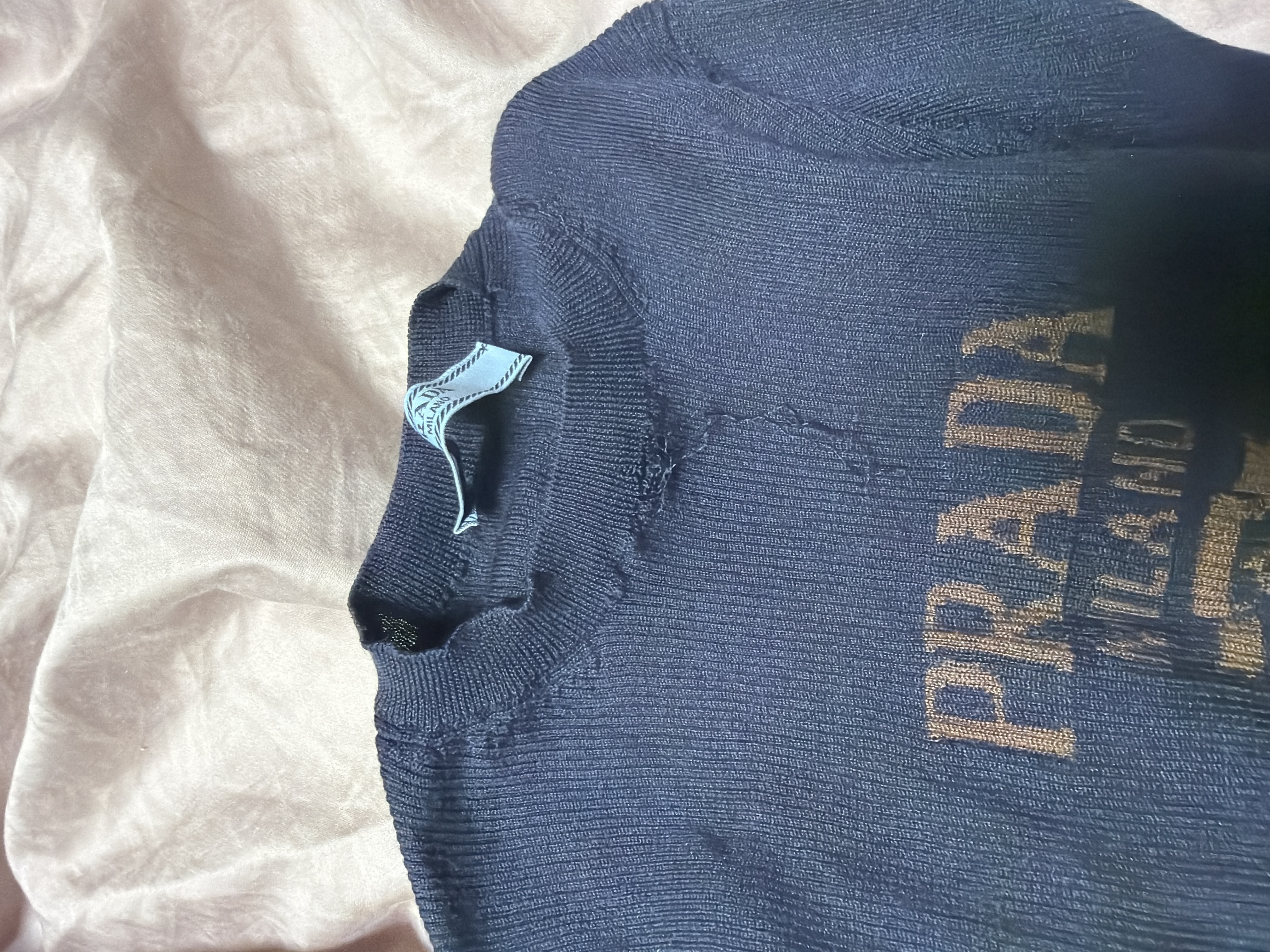 세탁 | 수선비용문의 이미지: 옷 실밥 풀림