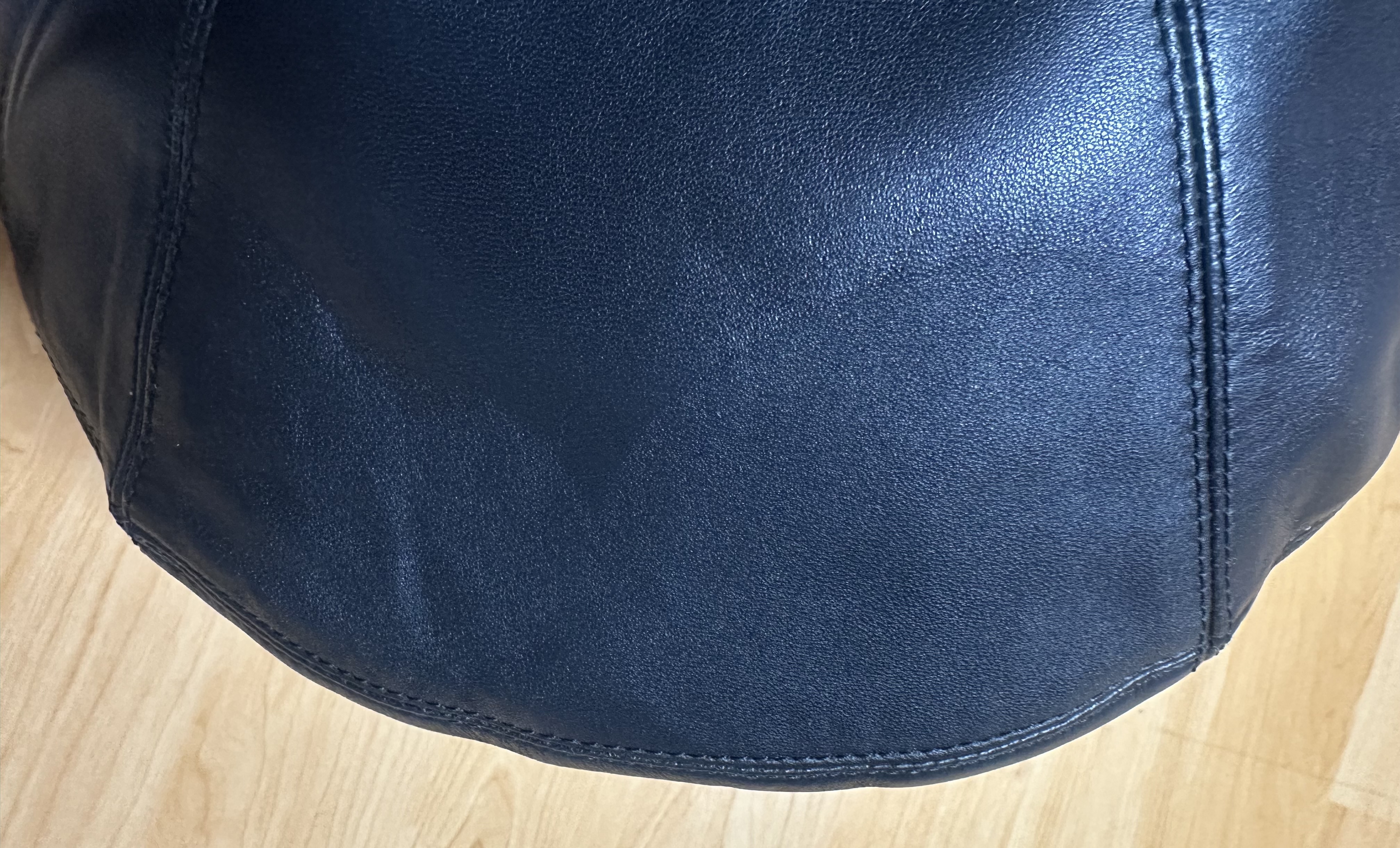 세탁 | 수선비용문의 이미지: 르메르 포춘백 양가죽 오염 제거 문의