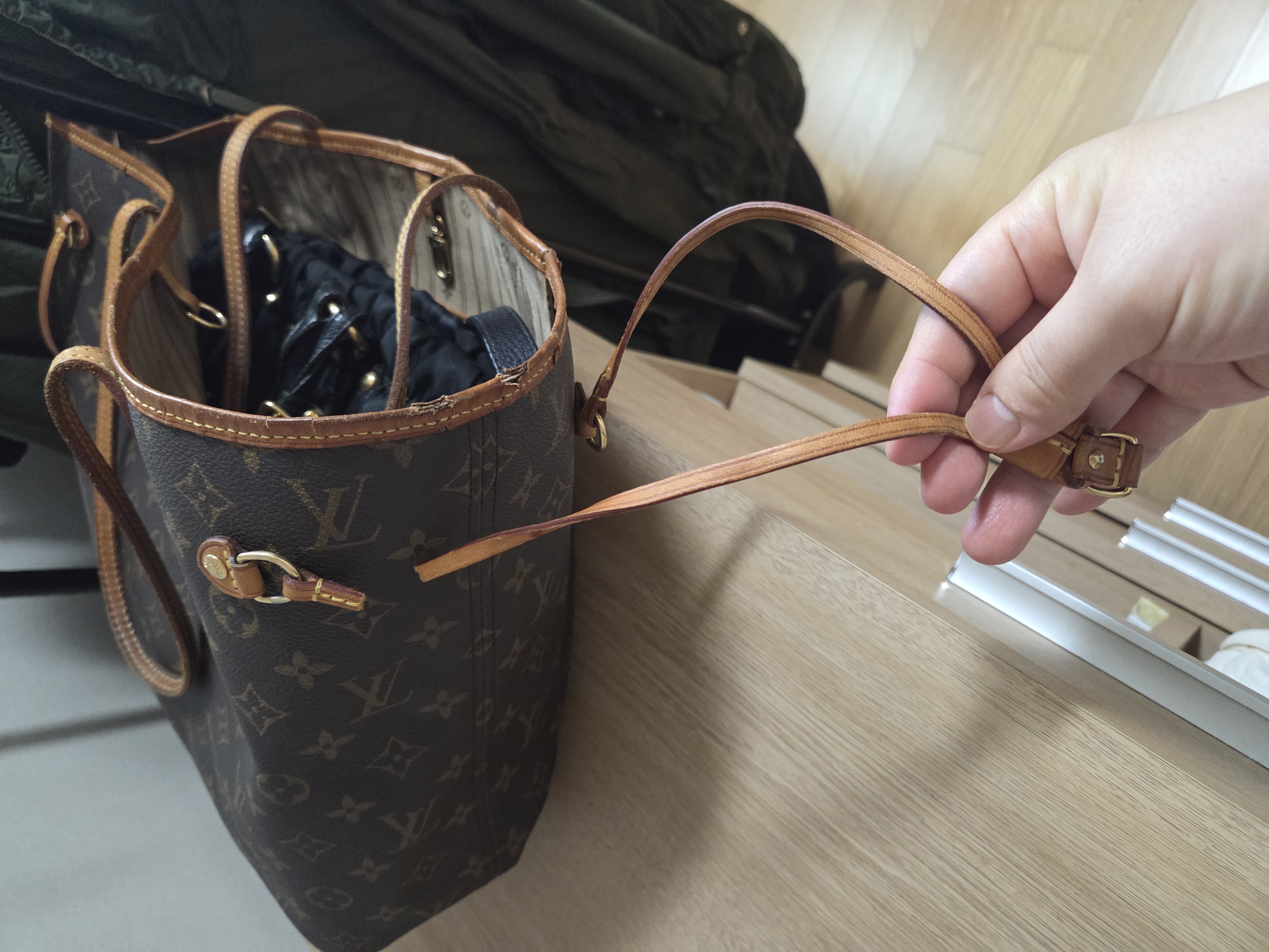 세탁 | 수선비용문의 이미지: 가방끈수선