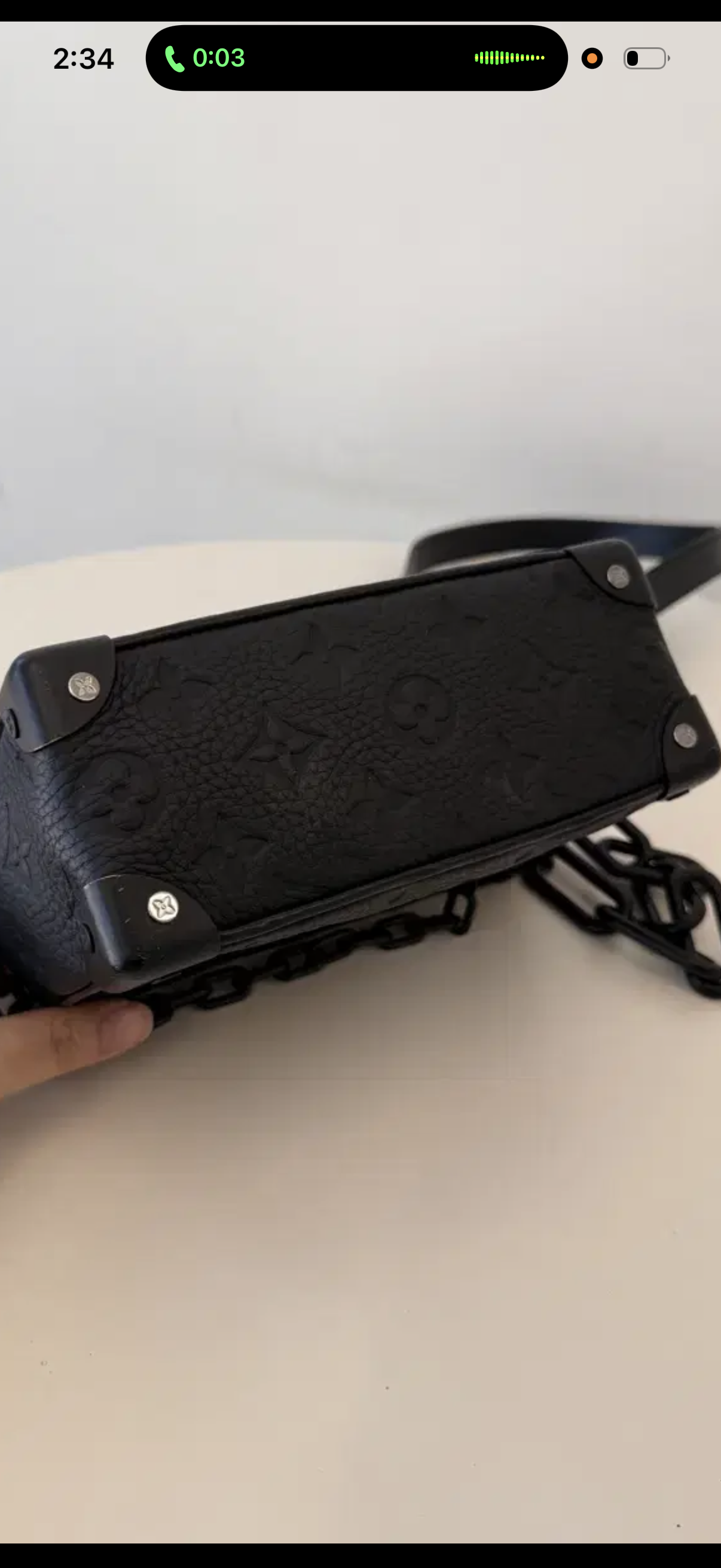 세탁 | 수선비용문의 이미지: 가방 모서리 / 체인 잔기스 및 벚겨짐이 많아서 수선 가능한가요??