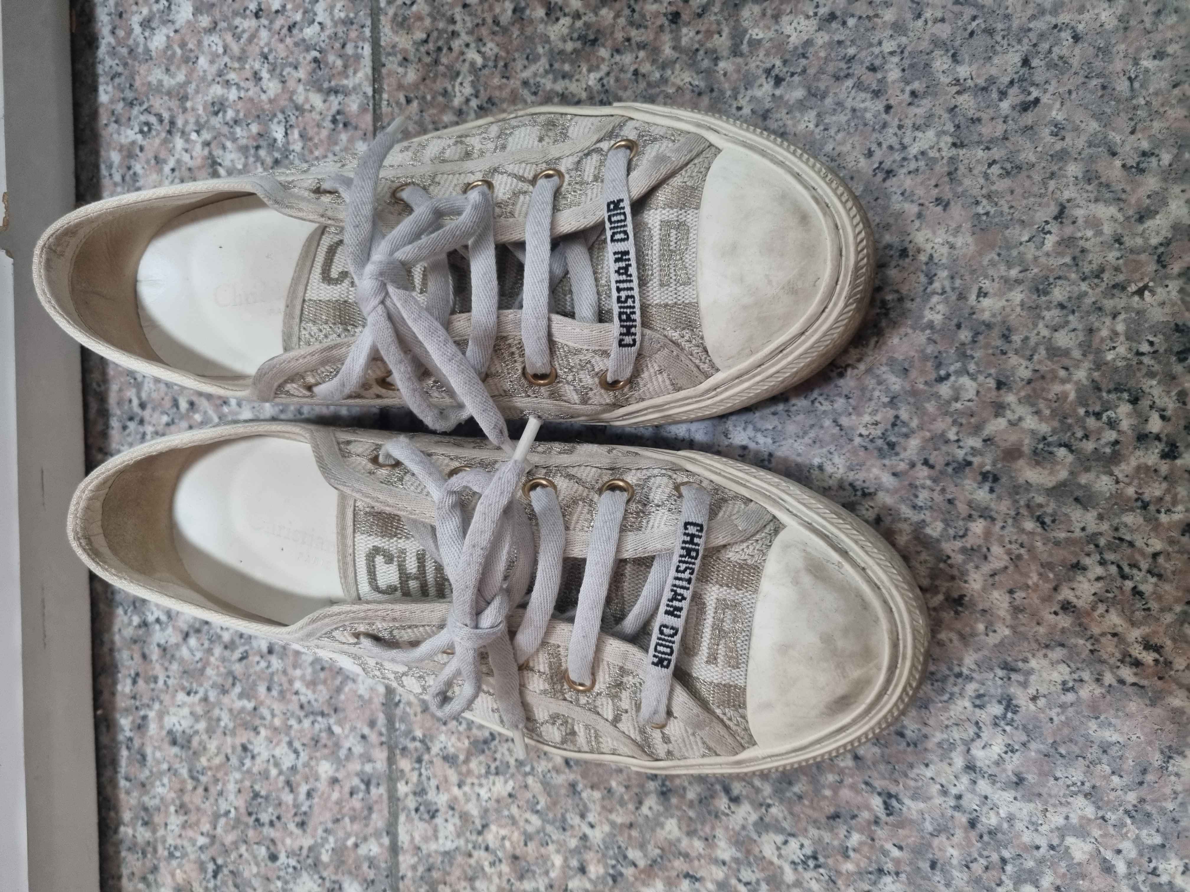 오염문의 이미지: 세탁 및 밑창보강