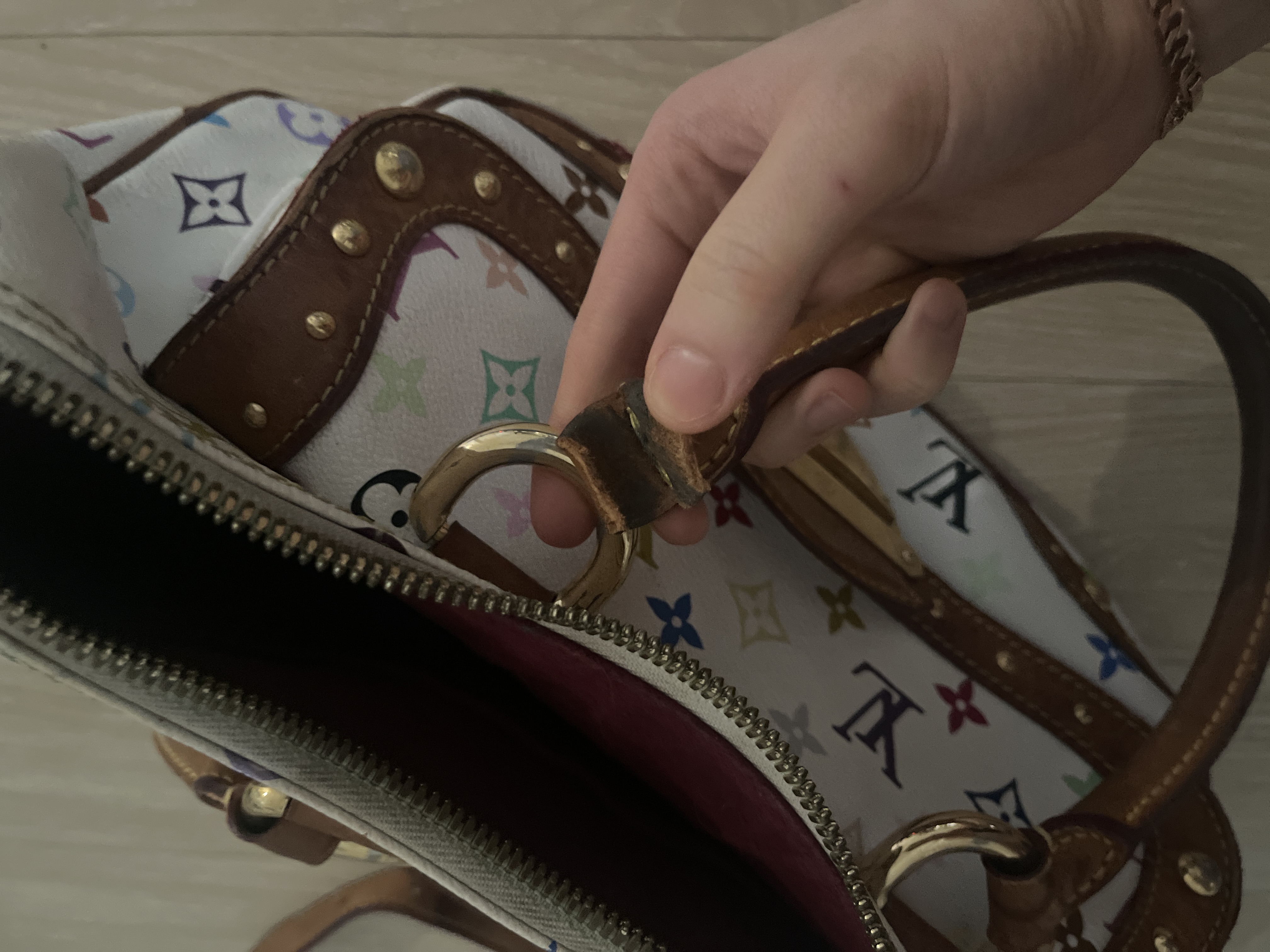 세탁 | 수선비용문의 이미지: 손잡이가죽교체