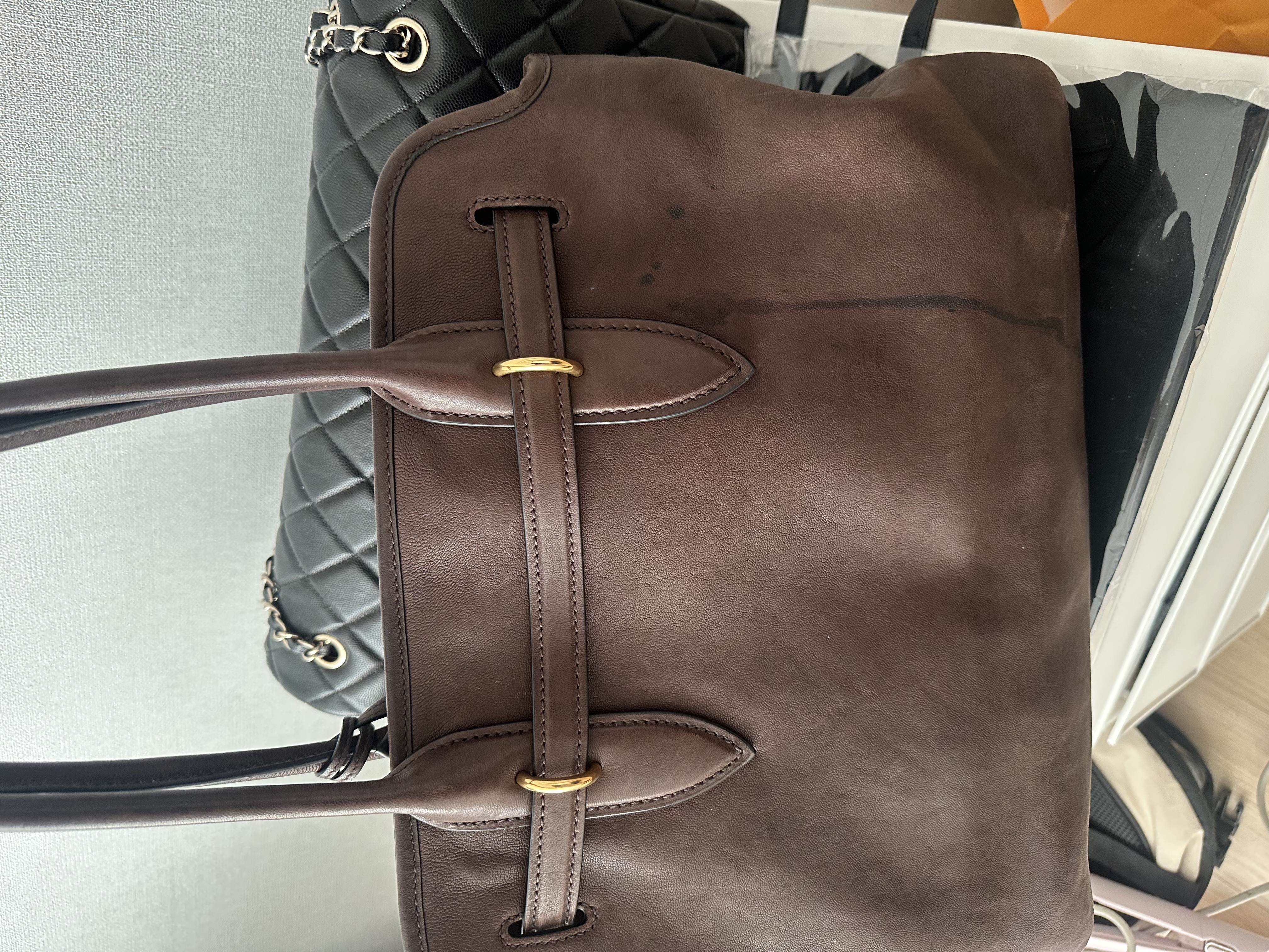 세탁 | 수선비용문의 이미지: 미우미우 가방 뒤쪽에 얼룩제거 가능한가요?