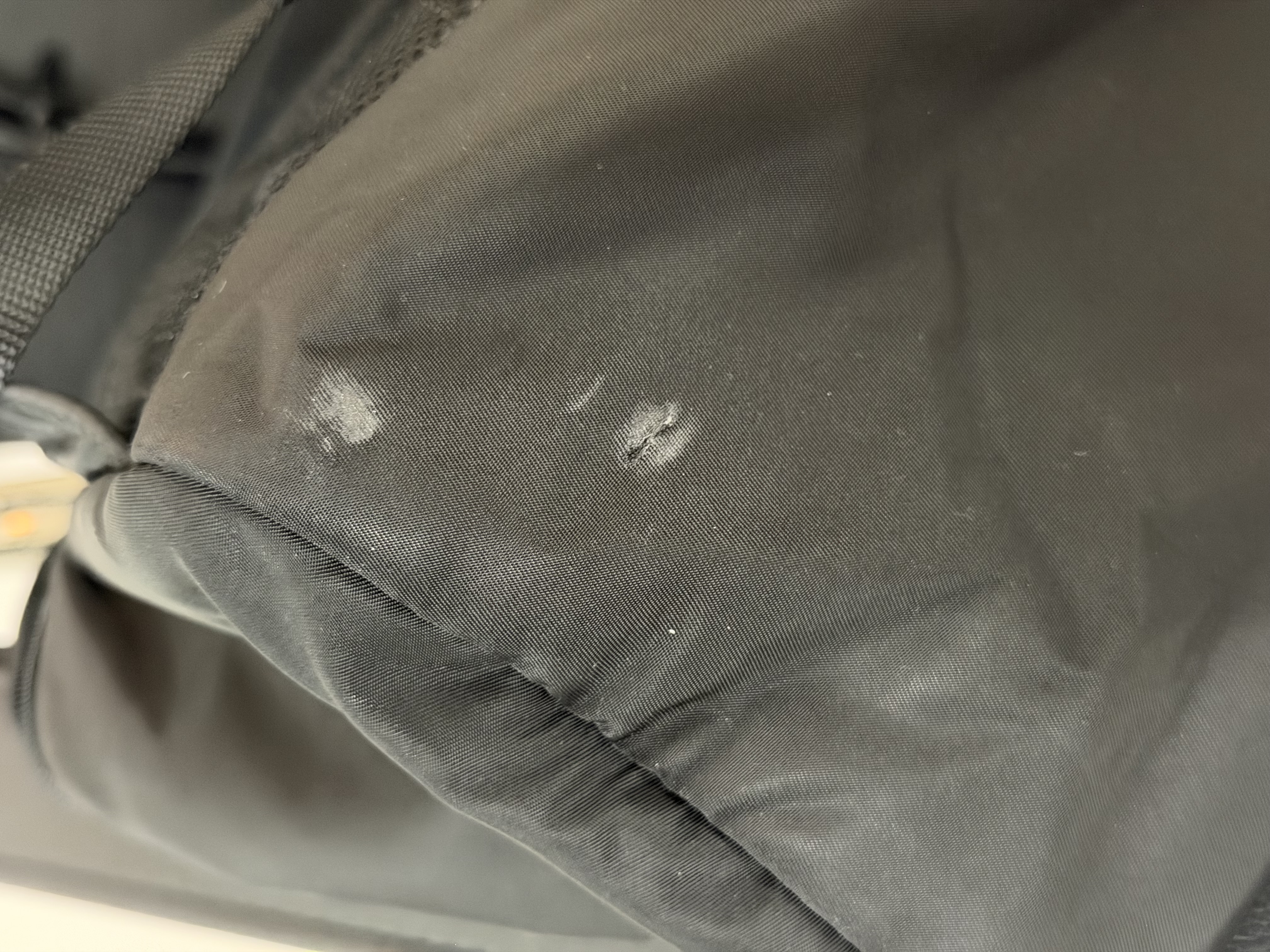 세탁 | 수선비용문의 이미지: 프라다 리나일론 백팩 수선