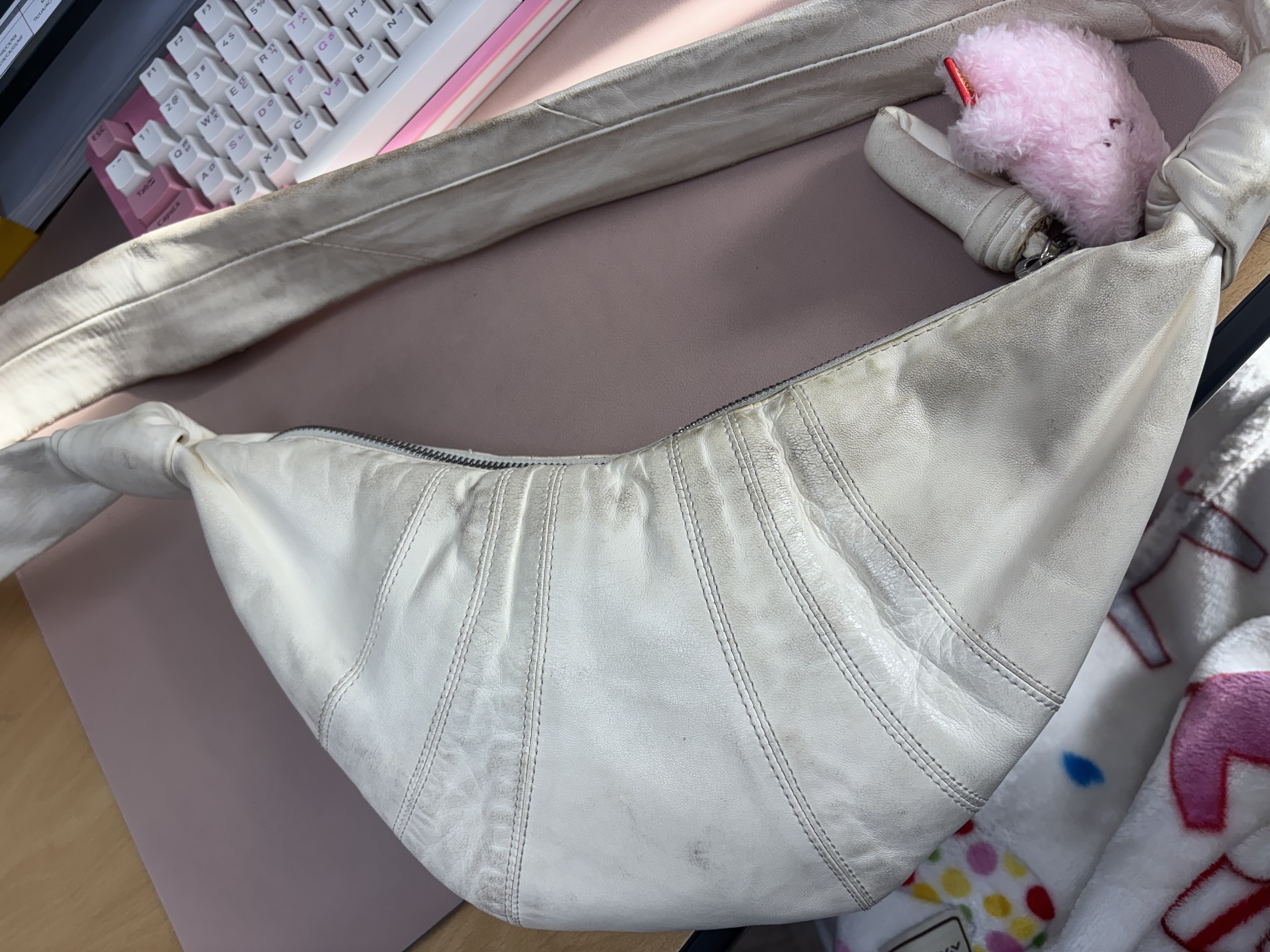 오염문의 이미지: 르메르 가방 가죽 이염 제거