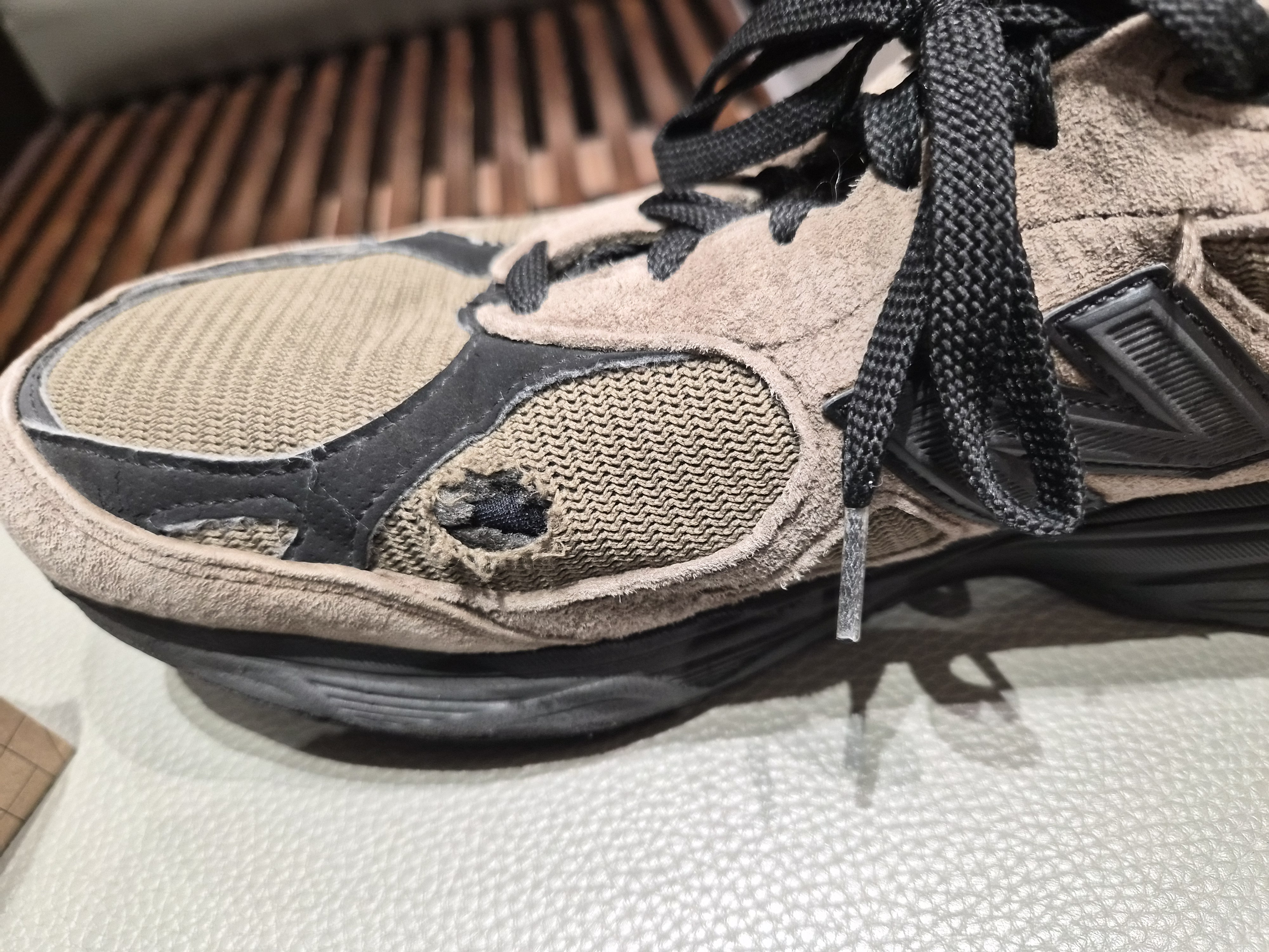 세탁 | 수선비용문의 이미지: 운동화 매쉬구멍