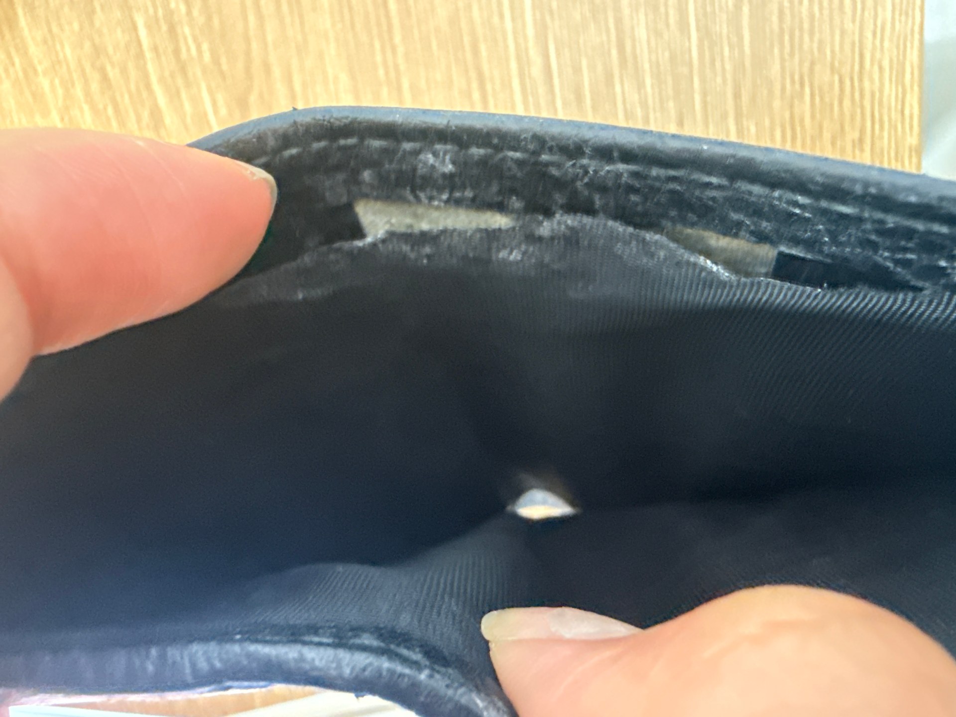 세탁 | 수선비용문의 이미지: 지폐 수납 공간 뜯어짐