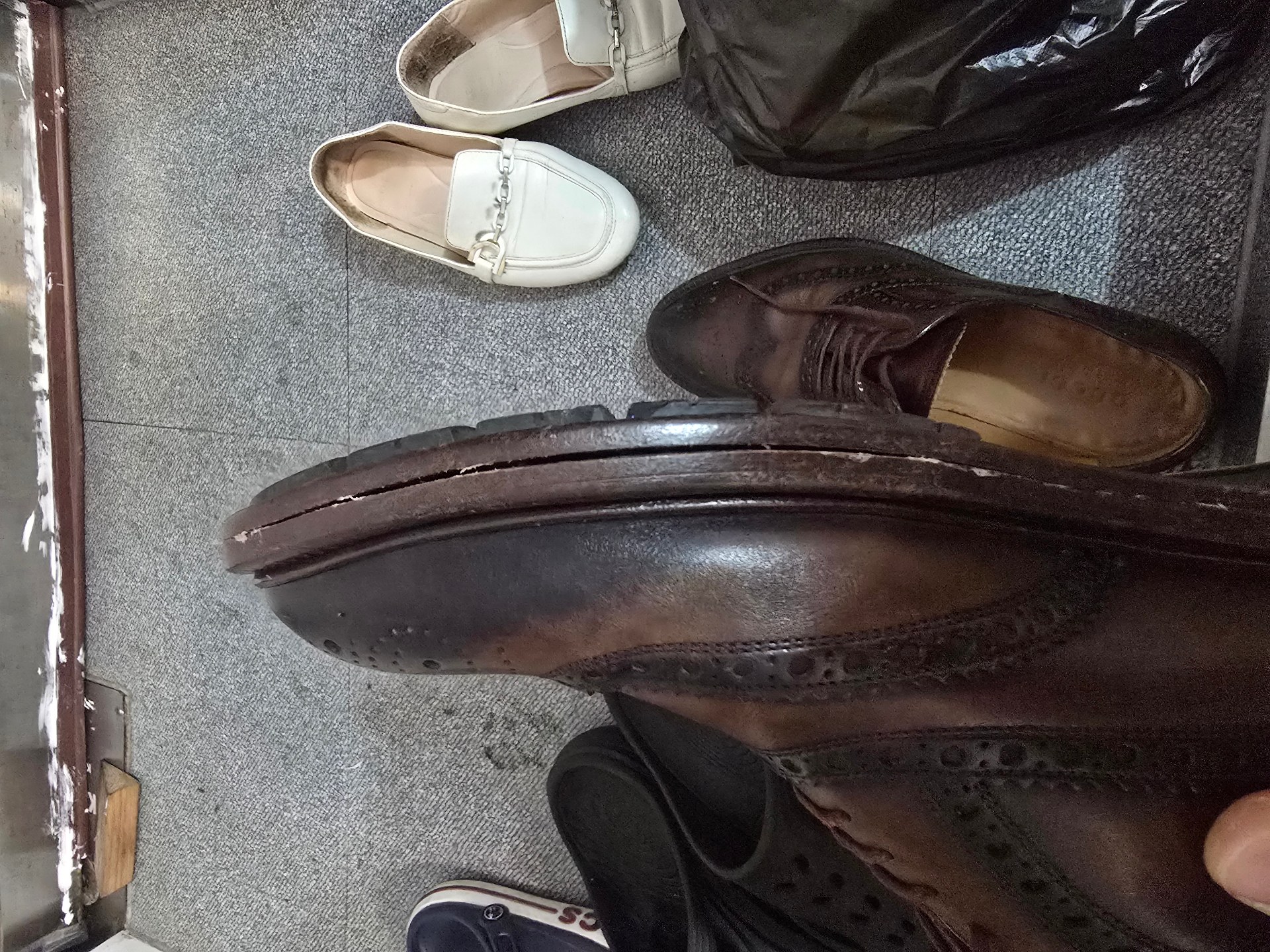 오염문의 이미지: 구두 밑창 수선